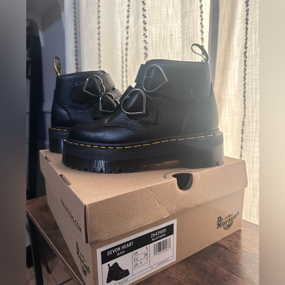 NEW dr martens Devon heart platform boots